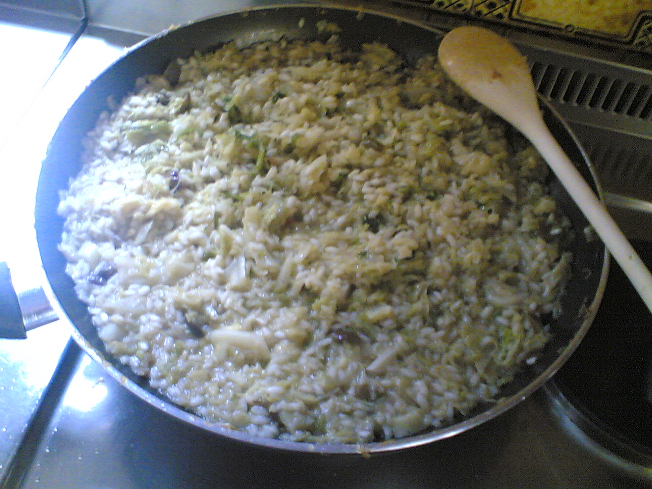 risotto con verza, capperi, acciughe, olive. ricetta di bricoalessio. preparazione della signora maria. interno giorno, ora di pranzo, novembre 2008.